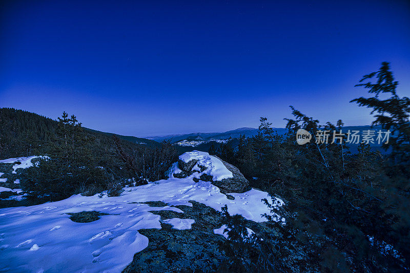 夜晚，从靠近Undola村的Pshovi Skali观看罗多比山脉